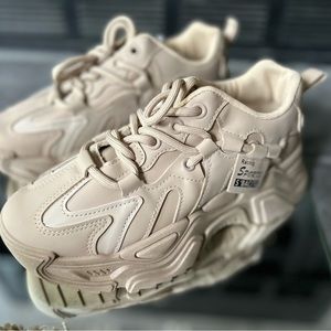 Sporty, chunky sneaker for women lace up front